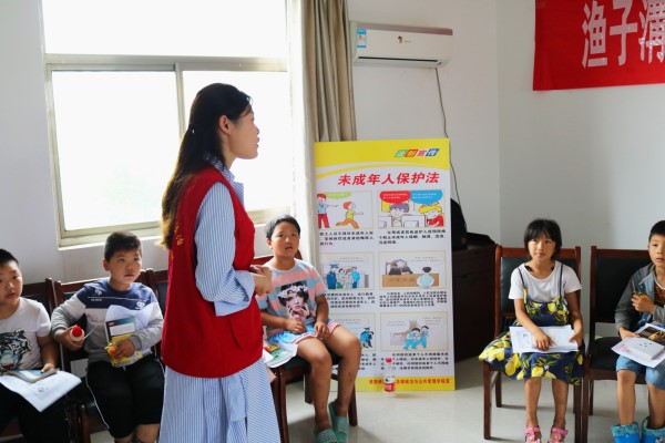 志愿者对留守儿童进行普法教育_副本.jpg